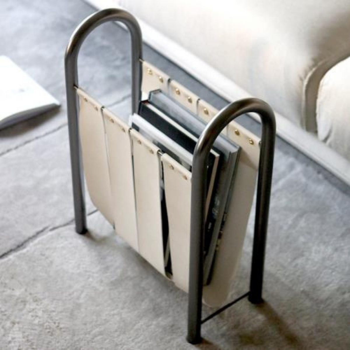 Tijdschriftenhouder Zwart Leer Metaal Staand Klein 35×19×27 cm Modern Luxe Kantoor Woonkamer Studeerkamer | Sulvida