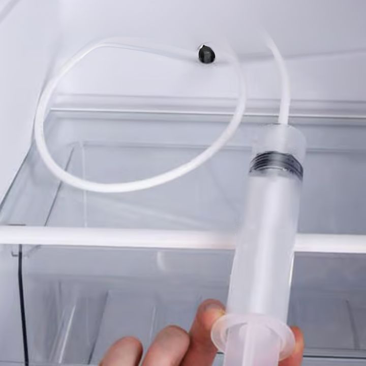 Brosse de nettoyage flexible avec fonction spray pour entretenir l’évacuation du réfrigérateur et déboucher l’évier de cuisine | Sulvida