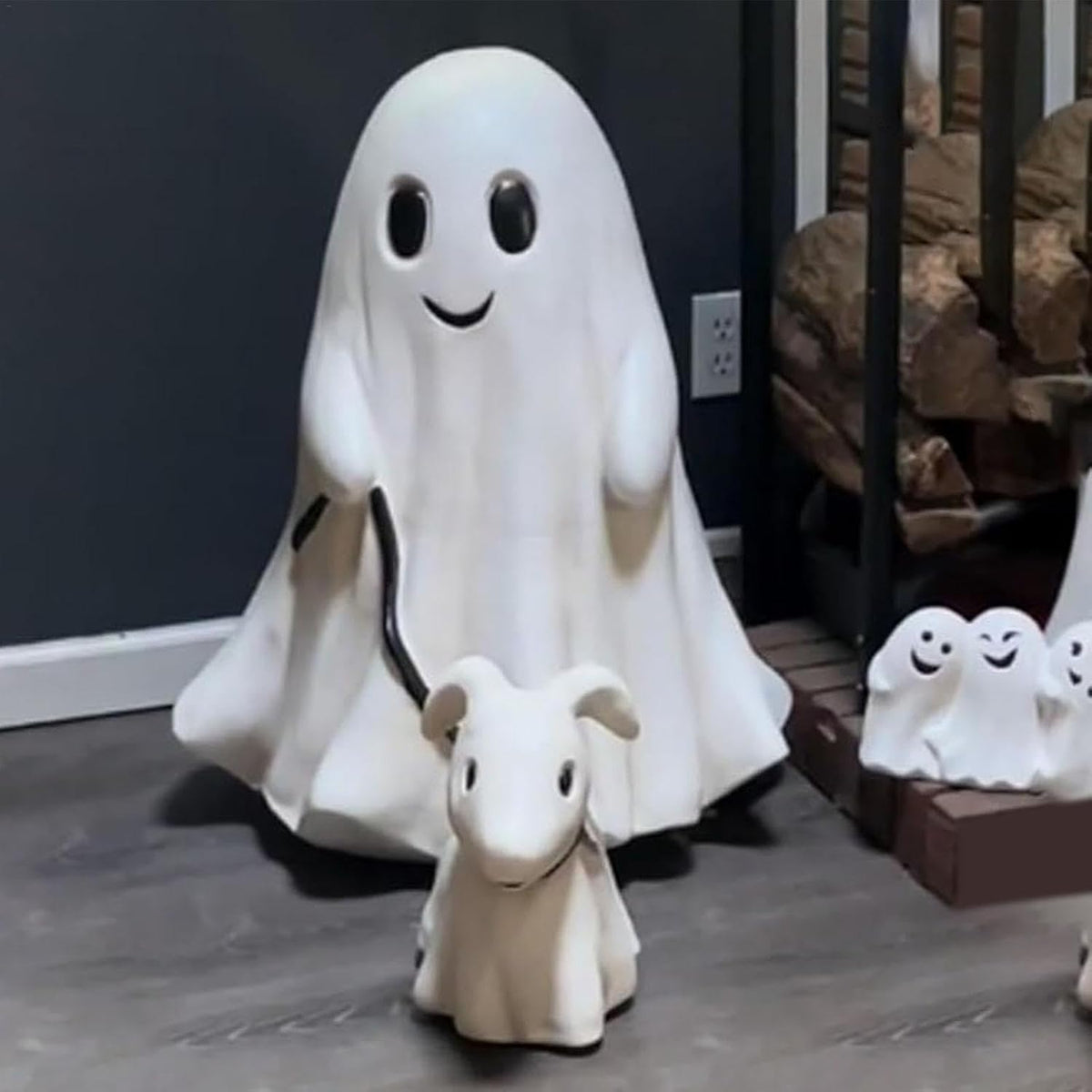 Spookachtig Hondenbeeld met Lakentje – Decoratief Halloween Tafelfiguurtje Hond voor Griezelige Sfeer | Sulvida
