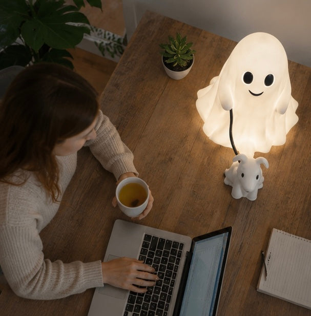 Spookachtig Hondenbeeld met Lakentje – Decoratief Halloween Tafelfiguurtje Hond voor Griezelige Sfeer | Sulvida