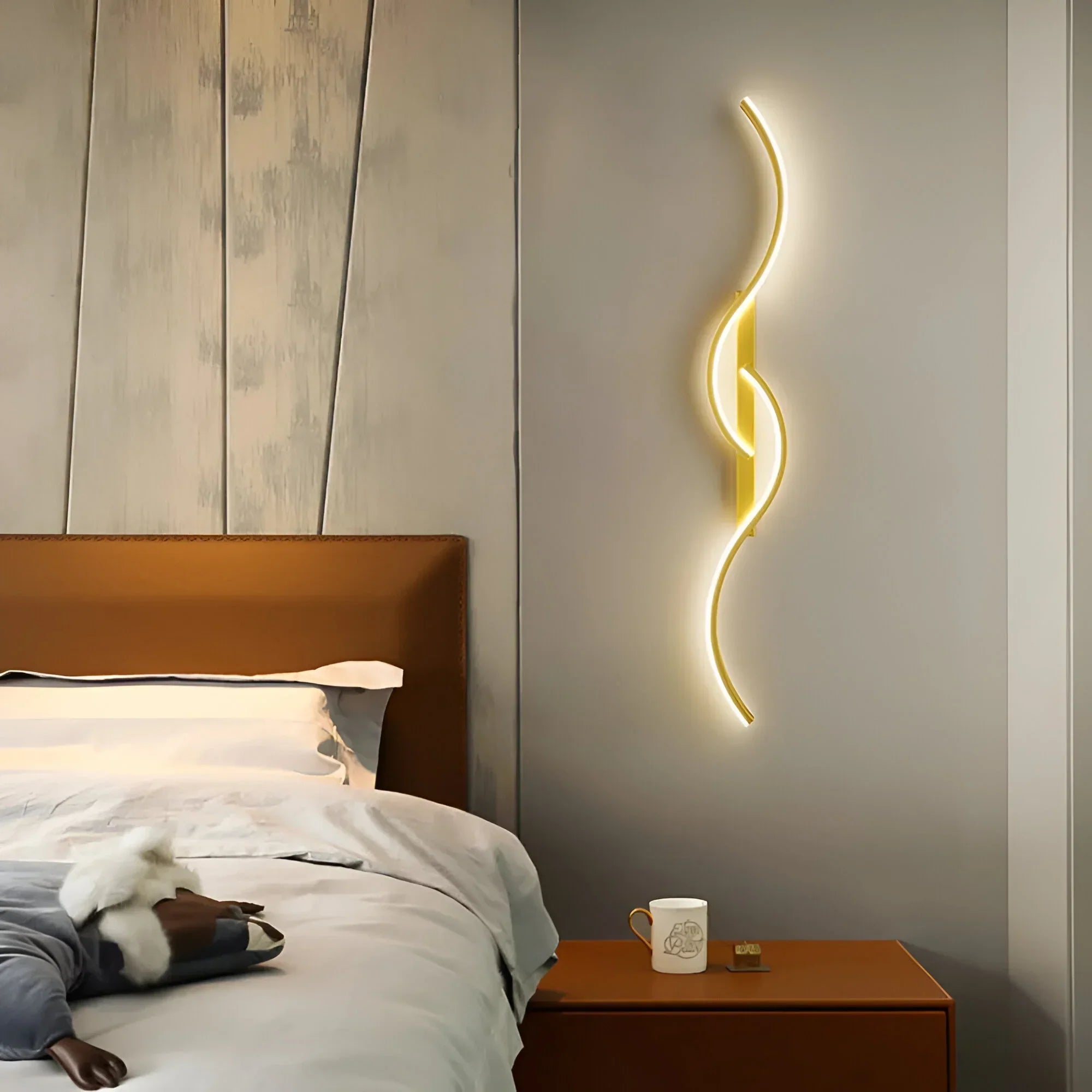 Moderne Gebogen Wandlamp voor Sfeervolle Binnenverlichting – Energiezuinige LED Wandverlichting in Goud, Zwart of Gemengd – Ambient Lichtbron voor Woonkamer, Slaapkamer en Hal | Sulvida