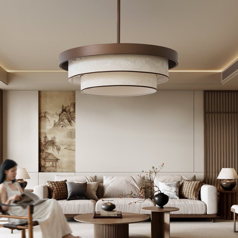 Hanglamp met gestapelde stoffen ringen en bronzen frame voor sfeervolle eetkamer en entree verlichting | Sulvida