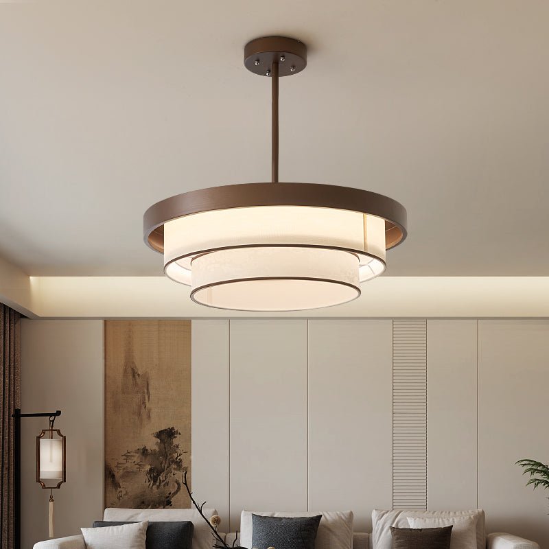 Hanglamp met gestapelde stoffen ringen en bronzen frame voor sfeervolle eetkamer en entree verlichting | Sulvida