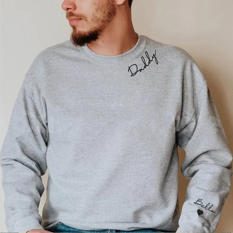 Gepersonaliseerde hoodie met kindernamen op mouw cadeau voor moeder en vader stijlvol en comfortabel | Sulvida