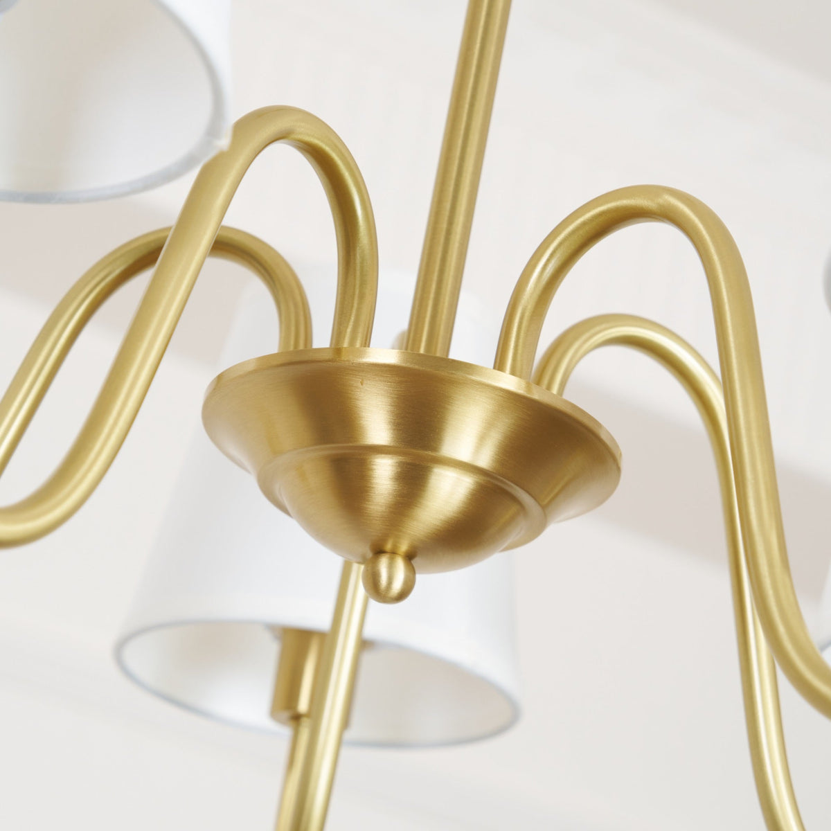 Klassieke Stoffen Kroonluchter met Messing Details en Verstelbare Kettinghoogte voor Luxe Woonruimtes | Sulvida