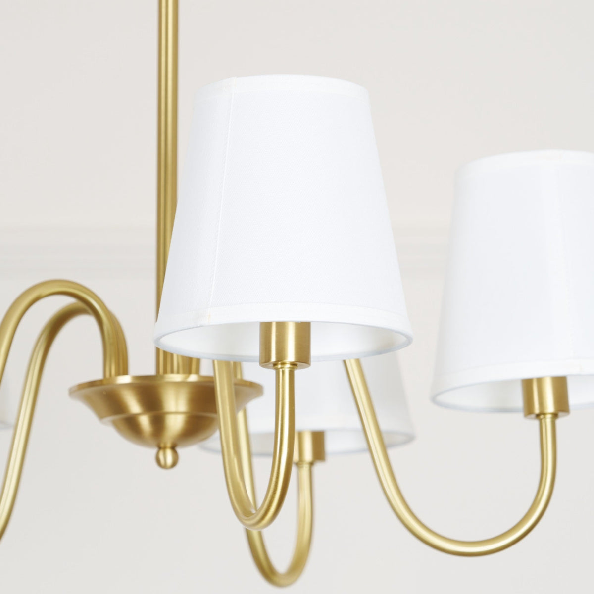 Klassieke Stoffen Kroonluchter met Messing Details en Verstelbare Kettinghoogte voor Luxe Woonruimtes | Sulvida