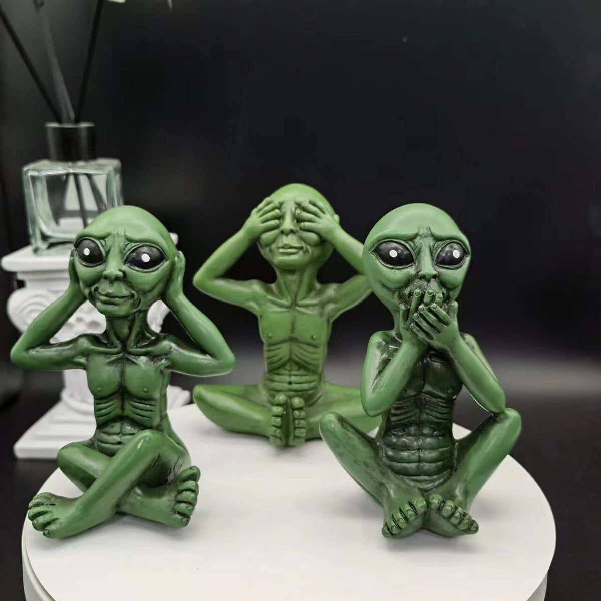 Decoratief Buitenbeeld Hars Alien Figuur Tuin Ontspannen Houding Sculptuur Groen Grijs Weerbestendig UV-Beschermd | Sulvida