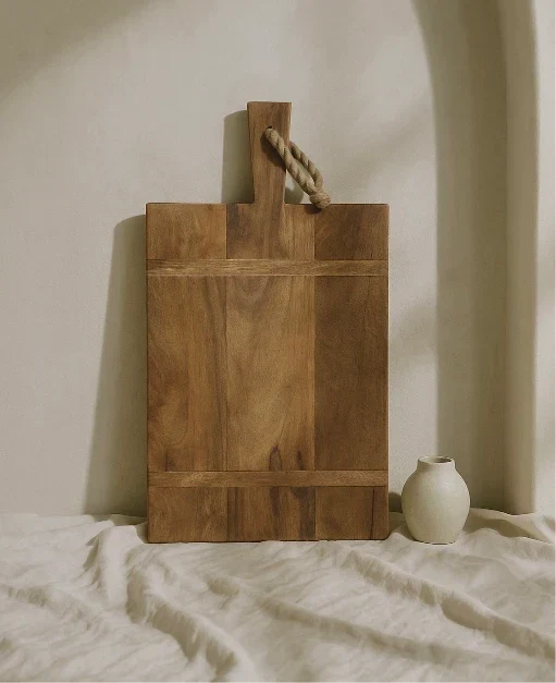 Drewniana deska do krojenia z uchwytem ze sznurka, drewno mango, rustykalna deska do serwowania, deska kuchenna i do pieczywa, 46 x 25 cm, naturalna | Sulvida