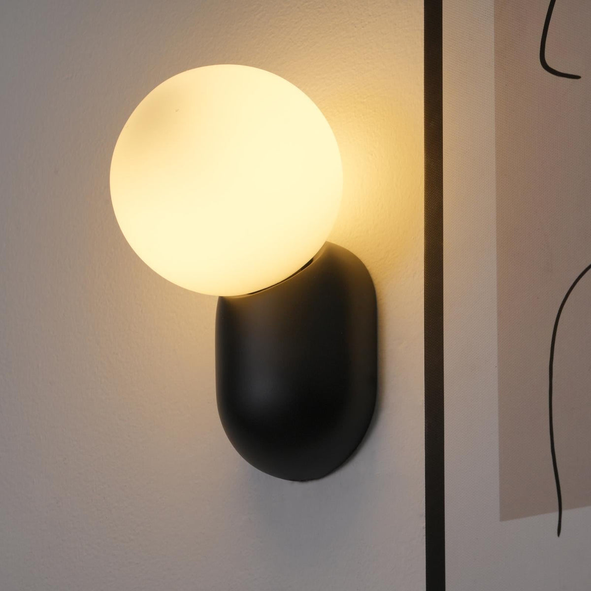 Minimalistische Wandlamp met Glazen Bol Sfeervolle Muuverlichting Roze Zwart Wit Grijs Retro Slaapkamer | Sulvida