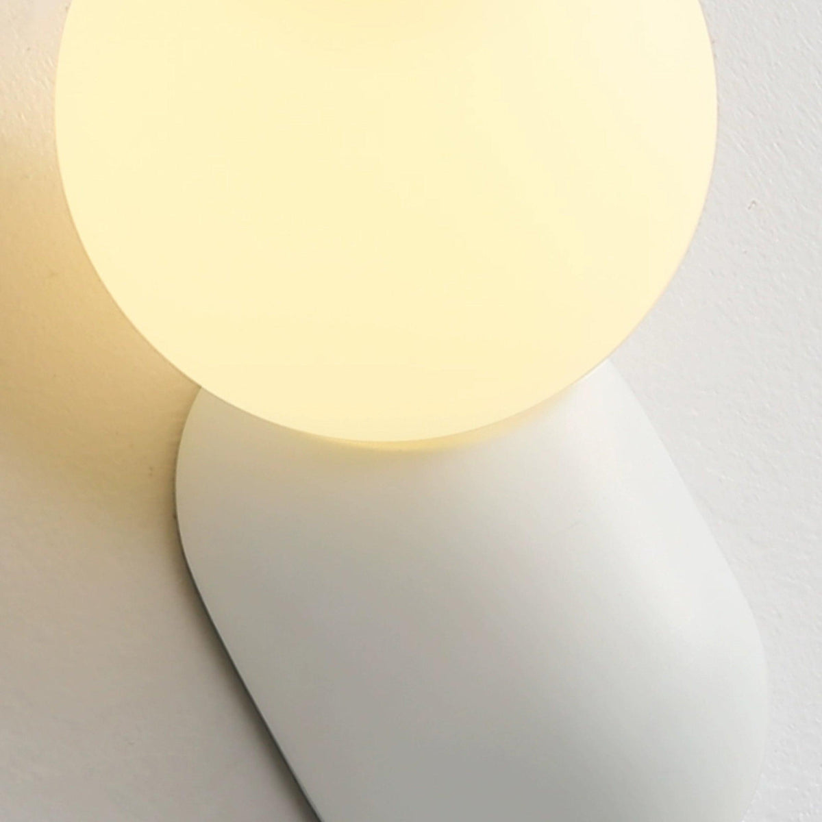 Minimalistische Wandlamp met Glazen Bol Sfeervolle Muuverlichting Roze Zwart Wit Grijs Retro Slaapkamer | Sulvida