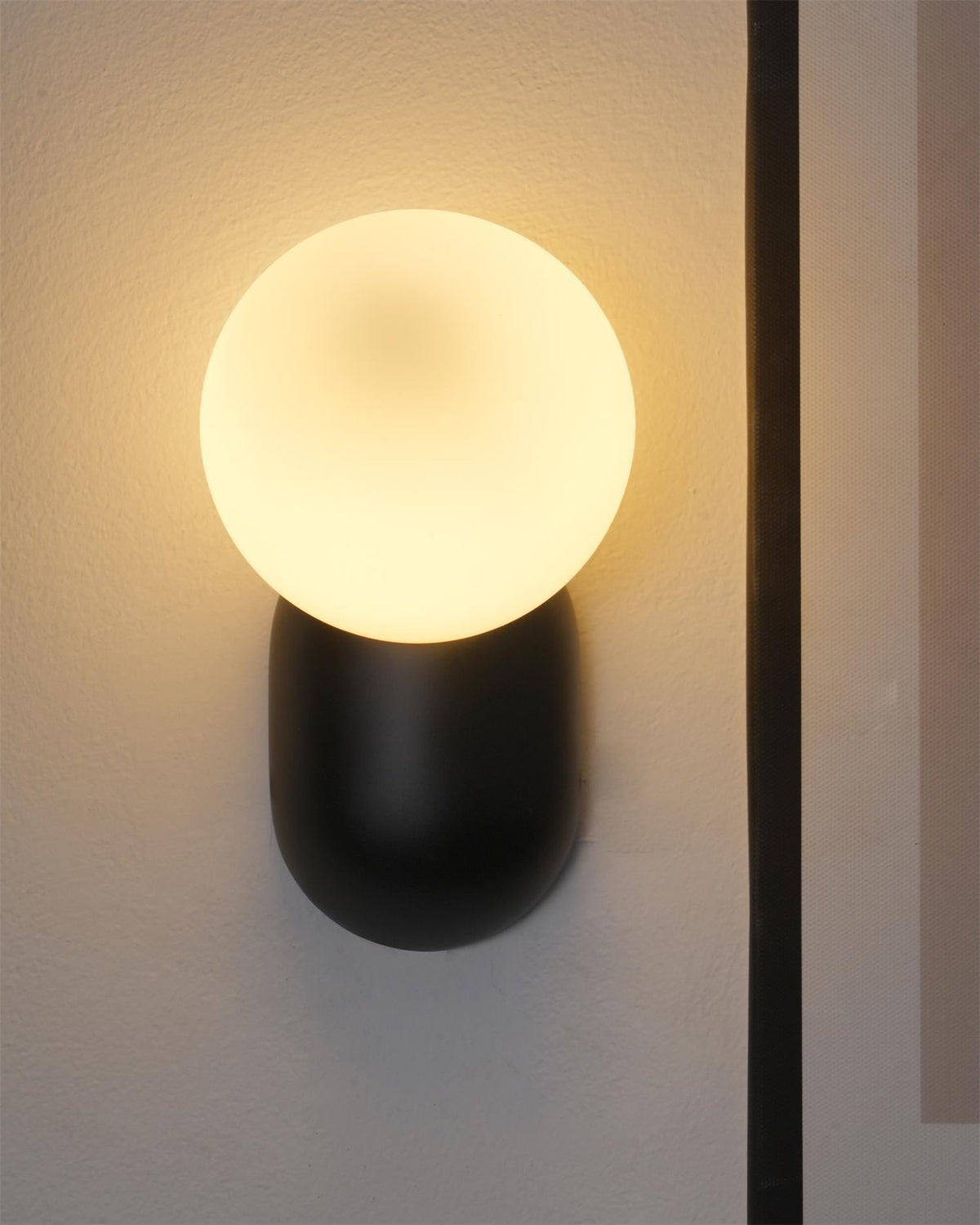 Minimalistische Wandlamp met Glazen Bol Sfeervolle Muuverlichting Roze Zwart Wit Grijs Retro Slaapkamer | Sulvida