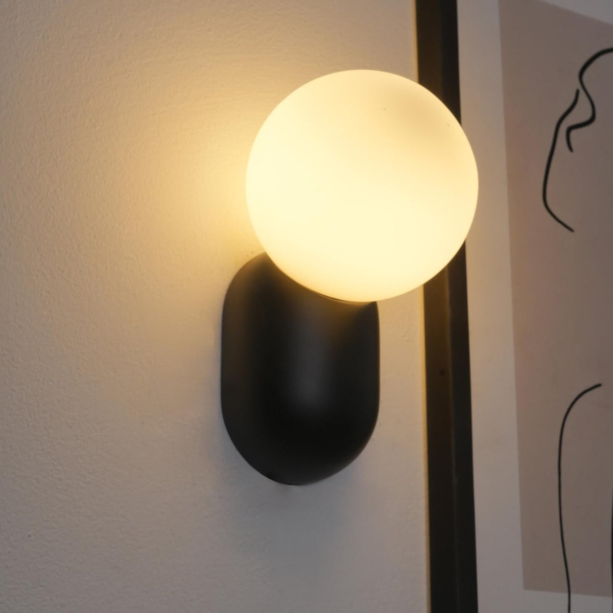 Minimalistische Wandlamp met Glazen Bol Sfeervolle Muuverlichting Roze Zwart Wit Grijs Retro Slaapkamer | Sulvida