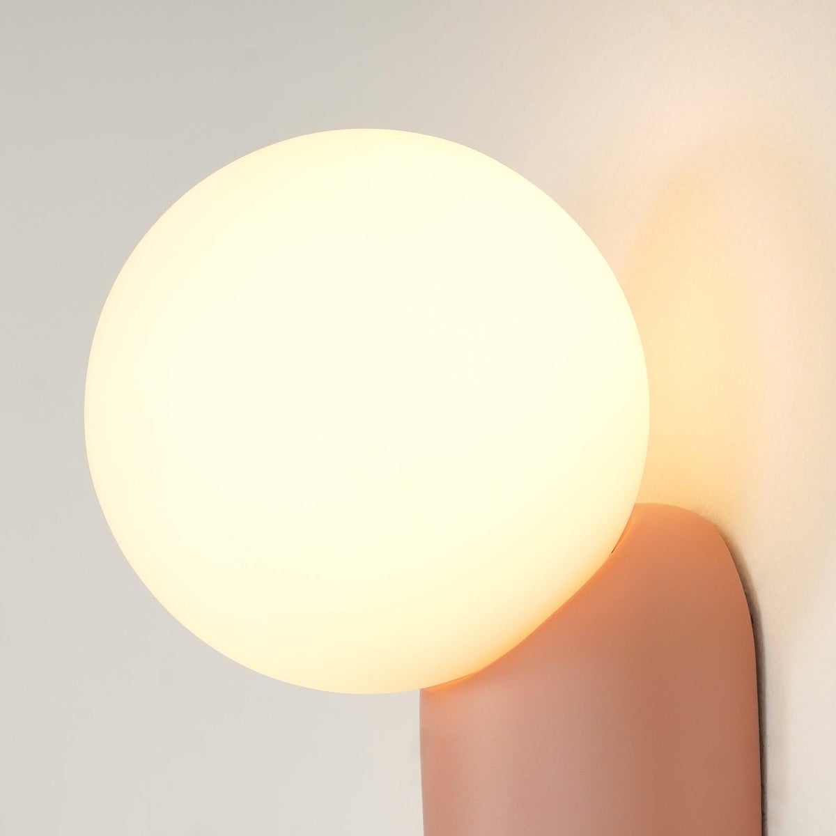 Minimalistische Wandlamp met Glazen Bol Sfeervolle Muuverlichting Roze Zwart Wit Grijs Retro Slaapkamer | Sulvida