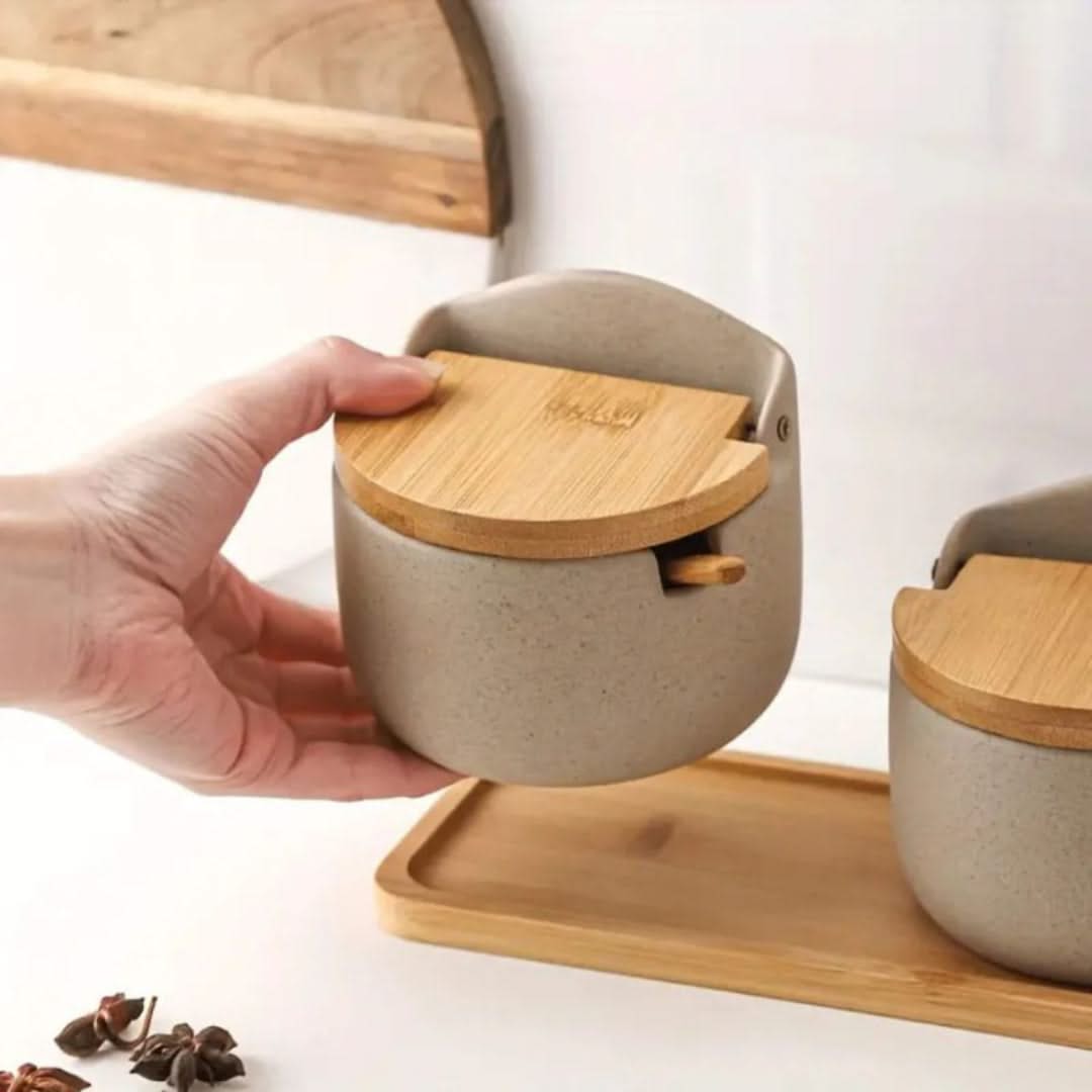 Ceramiczny pojemnik na przyprawy z bambusową pokrywką – zestaw 2 pojemników z łyżeczkami i tacą – przechowywanie przypraw | Sulvida
