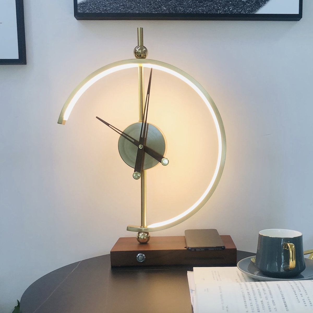 Draadloze Oplaadlamp met Klok Hout Metaal Warm en Koel Wit Tafellamp Dimbaar LED Verlichting Modern Design | Sulvida