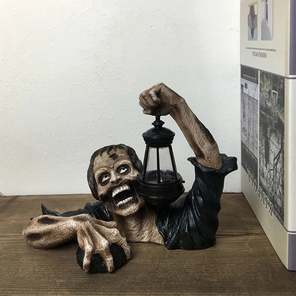 Zombiebeeld met Lantaarn – Weervast Decoratief Tuinornament Halloween Sculptuur voor Tuin Terras Buiten | Sulvida