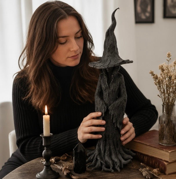 Heksen Beeldje Hars Zwart Gothic Tovenares – Mystieke Decoratie Halloween Interieur Sfeervolle Woonkamer | Sulvida