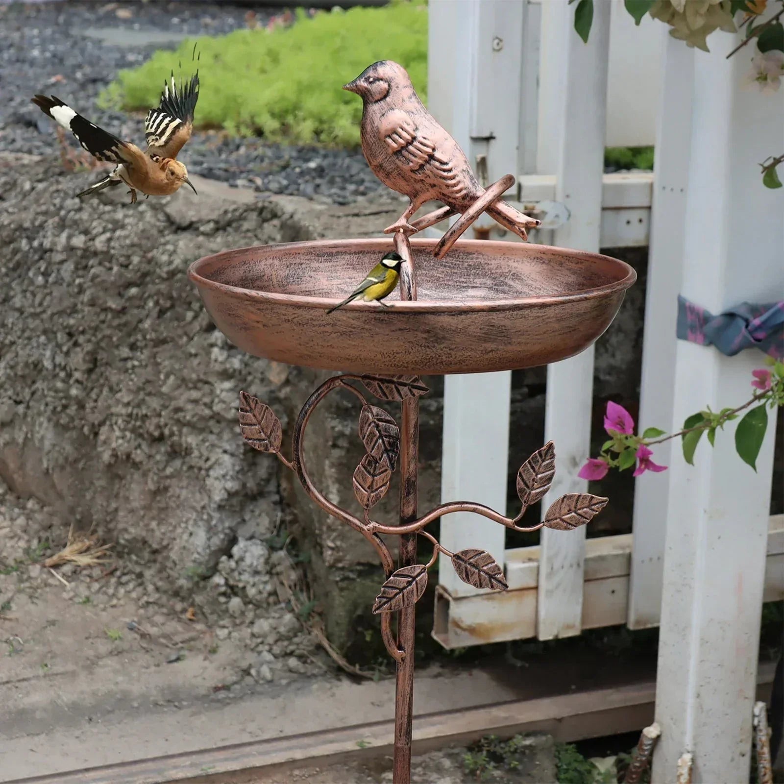 Decoratieve Vogelbadschaal met Stevige Grondstang voor Tuin | Metalen Tuinornament met Waterschaal | Sulvida