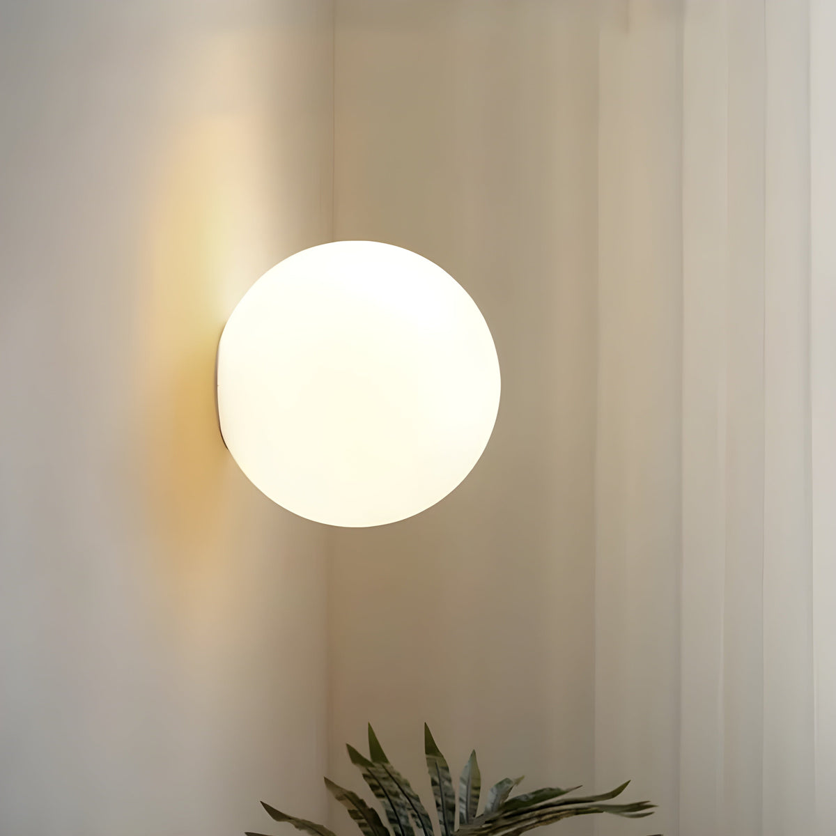 Wandlamp met melkglas bol – Strak Nordic design voor hal, slaapkamer en woonkamer – Moderne sfeerverlichting | Sulvida