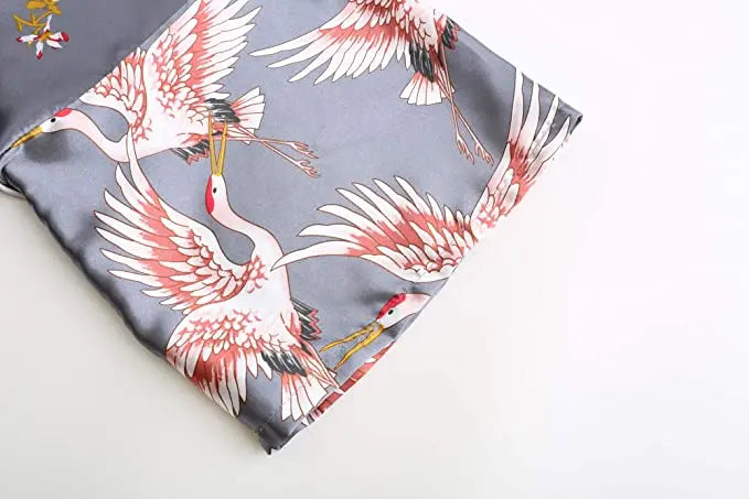 Peignoir kimono en satin à imprimé floral pour femme, manches courtes, vêtement d’intérieur de luxe à l’éclat soyeux | Sulvida
