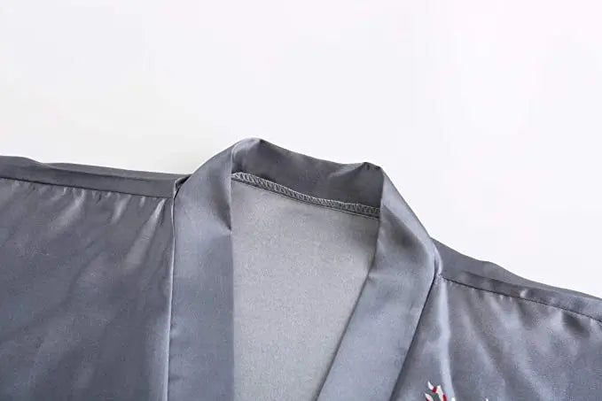 Peignoir kimono en satin à imprimé floral pour femme, manches courtes, vêtement d’intérieur de luxe à l’éclat soyeux | Sulvida
