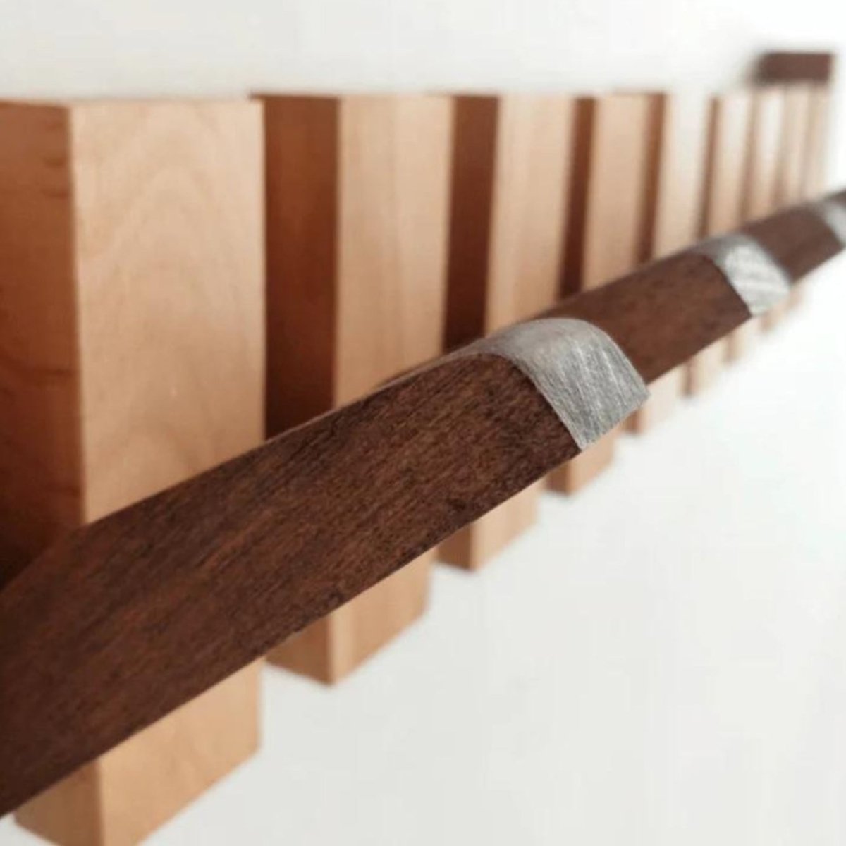 Wandkapstok Hout Piano Design Inklapbare Haken Ophangsysteem Hal Slaapkamer Natuurlijk Hout Afwerking Stijlvol | Sulvida