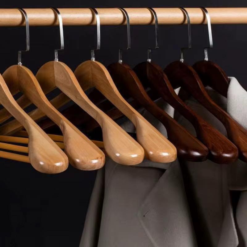 Houten kledinghangers set van 10 breed schouderprofiel antislip natuurhout voor kostuum jasje blouse garderobe | Sulvida
