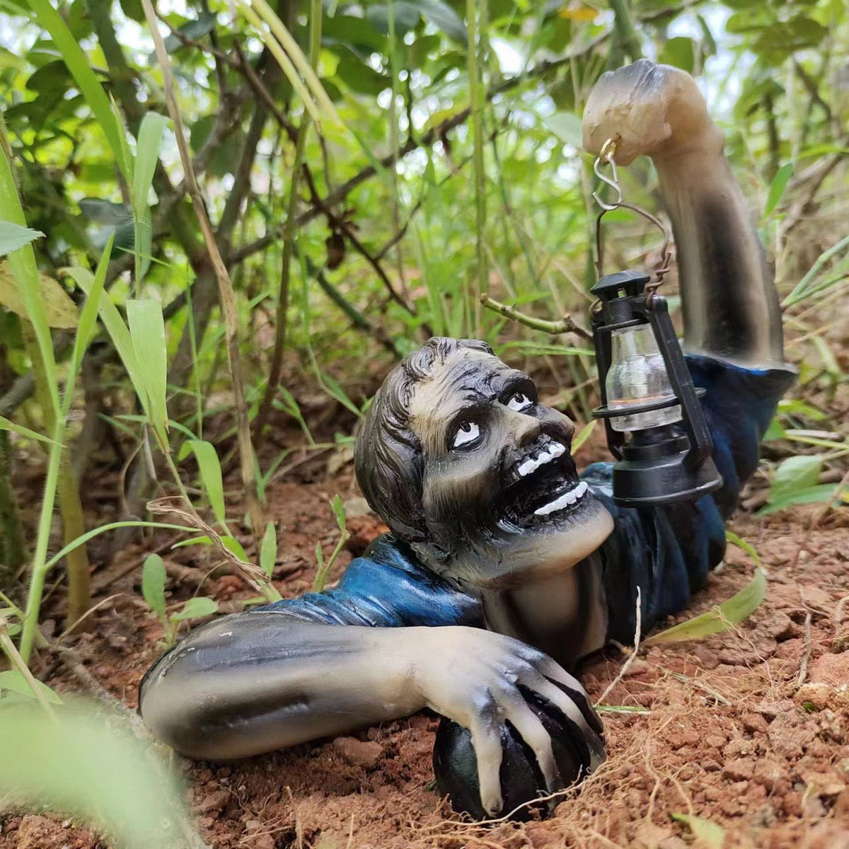 Zombiebeeld met Lantaarn – Weervast Decoratief Tuinornament Halloween Sculptuur voor Tuin Terras Buiten | Sulvida