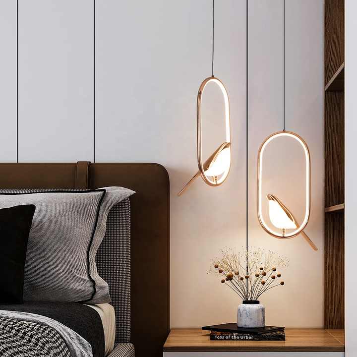 Suspension avec motif d'oiseau doré et éclairage LED | Design durable pour salon et salle à manger | Sulvida