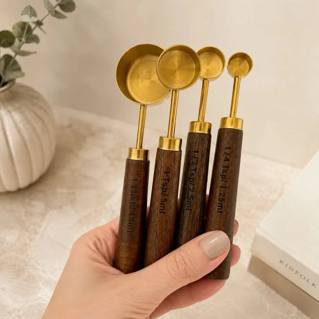 Set Maatbekers & Maatlepels Acaciahout Goud – Elegant Keukengerei voor Bakken Koken Maatlepel Maatbeker | Sulvida