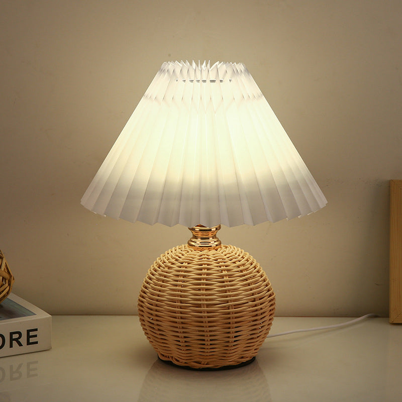 Rotan tafellamp met geplooide stoffen kap - 29 cm hoog - LED verlichting - warm licht - USB oplaadbaar | Sulvida