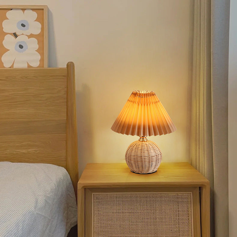 Rotan tafellamp met geplooide stoffen kap - 29 cm hoog - LED verlichting - warm licht - USB oplaadbaar | Sulvida