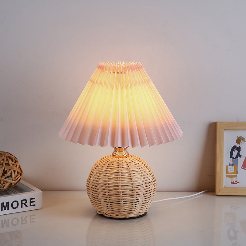 Rotan tafellamp met geplooide stoffen kap - 29 cm hoog - LED verlichting - warm licht - USB oplaadbaar | Sulvida