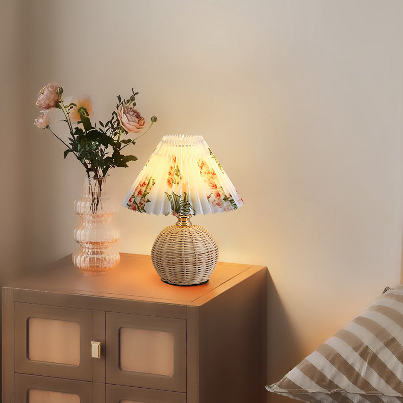 Rotan tafellamp met geplooide stoffen kap - 29 cm hoog - LED verlichting - warm licht - USB oplaadbaar | Sulvida