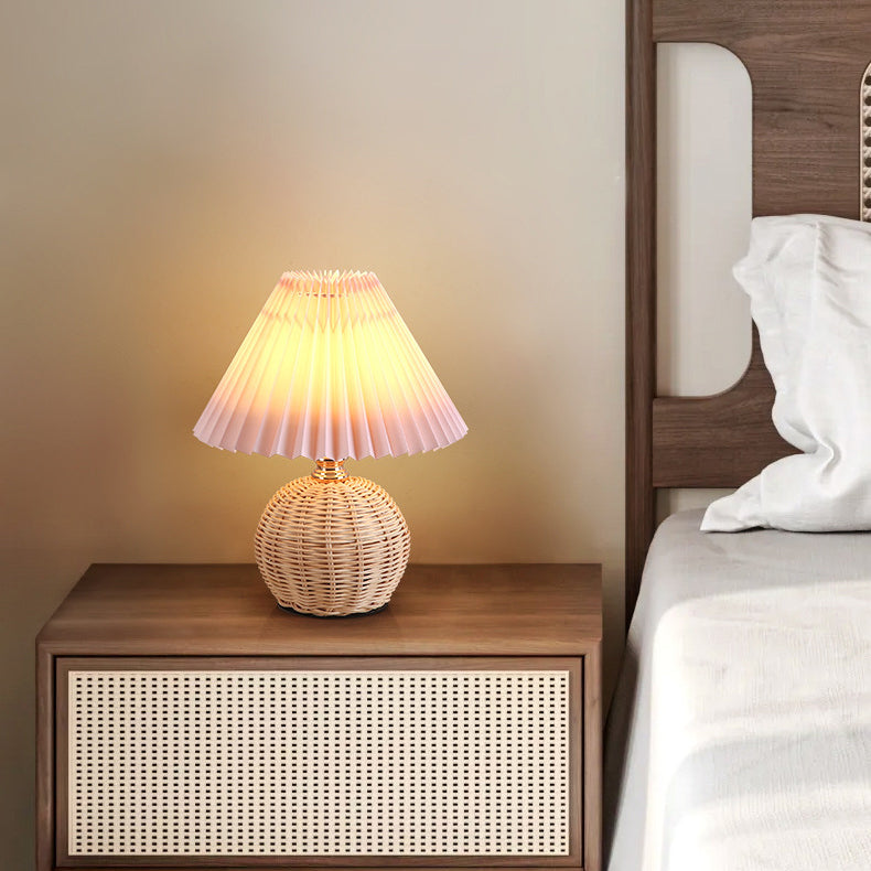 Rotan tafellamp met geplooide stoffen kap - 29 cm hoog - LED verlichting - warm licht - USB oplaadbaar | Sulvida