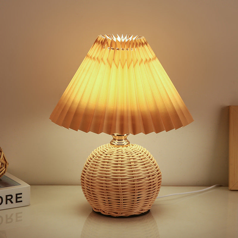 Rotan tafellamp met geplooide stoffen kap - 29 cm hoog - LED verlichting - warm licht - USB oplaadbaar | Sulvida