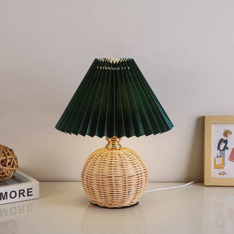 Rotan tafellamp met geplooide stoffen kap - 29 cm hoog - LED verlichting - warm licht - USB oplaadbaar | Sulvida