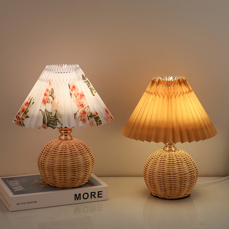 Rotan tafellamp met geplooide stoffen kap - 29 cm hoog - LED verlichting - warm licht - USB oplaadbaar | Sulvida