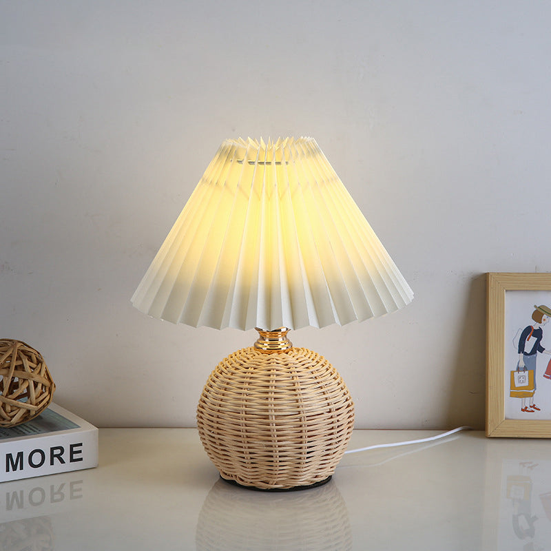Rotan tafellamp met geplooide stoffen kap - 29 cm hoog - LED verlichting - warm licht - USB oplaadbaar | Sulvida