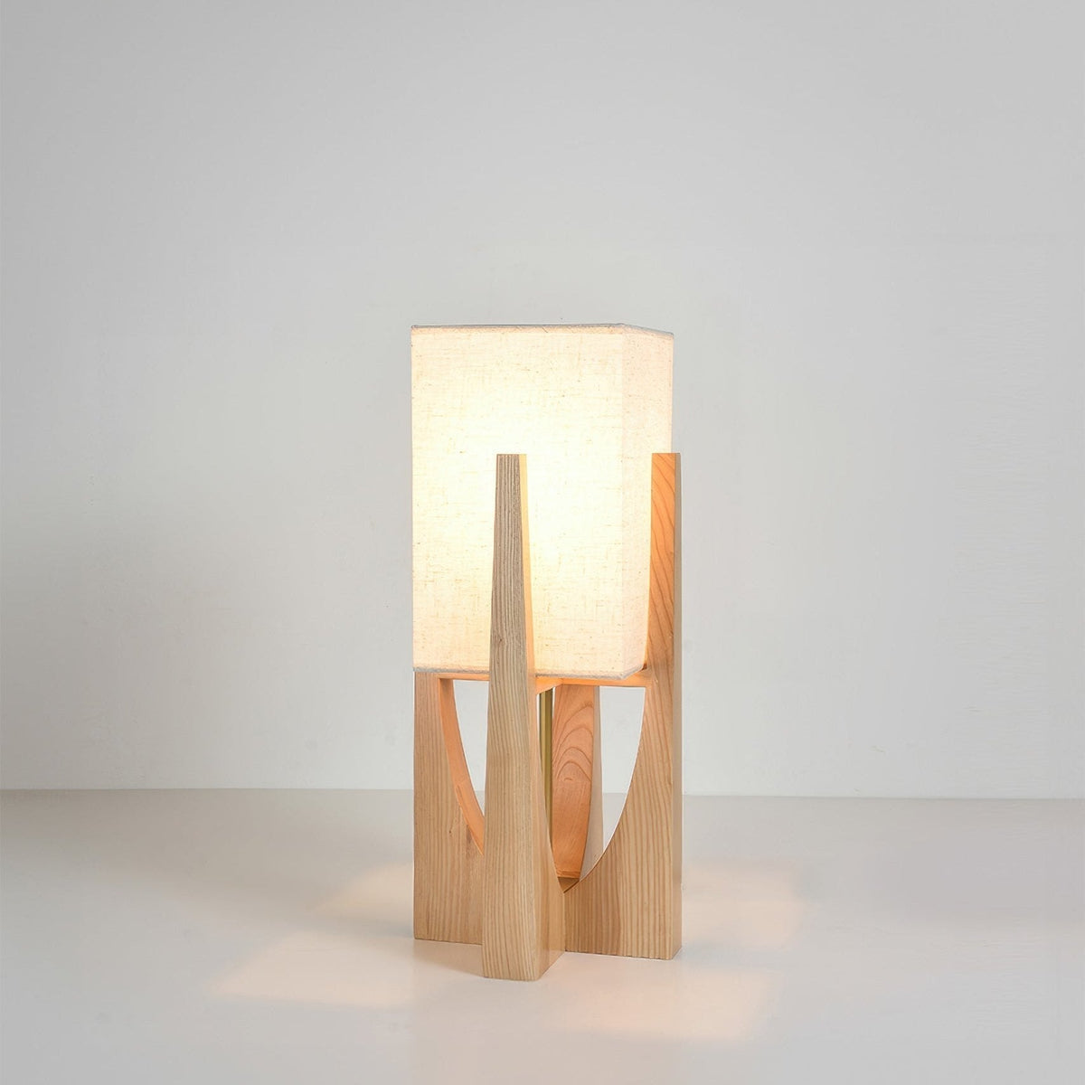 Lampadaire japonais au design wabi-sabi, fait main en tissu et en bois, lumière d’ambiance chaleureuse pour le salon et la chambre | Sulvida