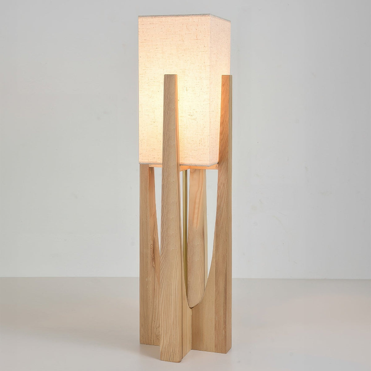 Lampadaire japonais au design wabi-sabi, fait main en tissu et en bois, lumière d’ambiance chaleureuse pour le salon et la chambre | Sulvida
