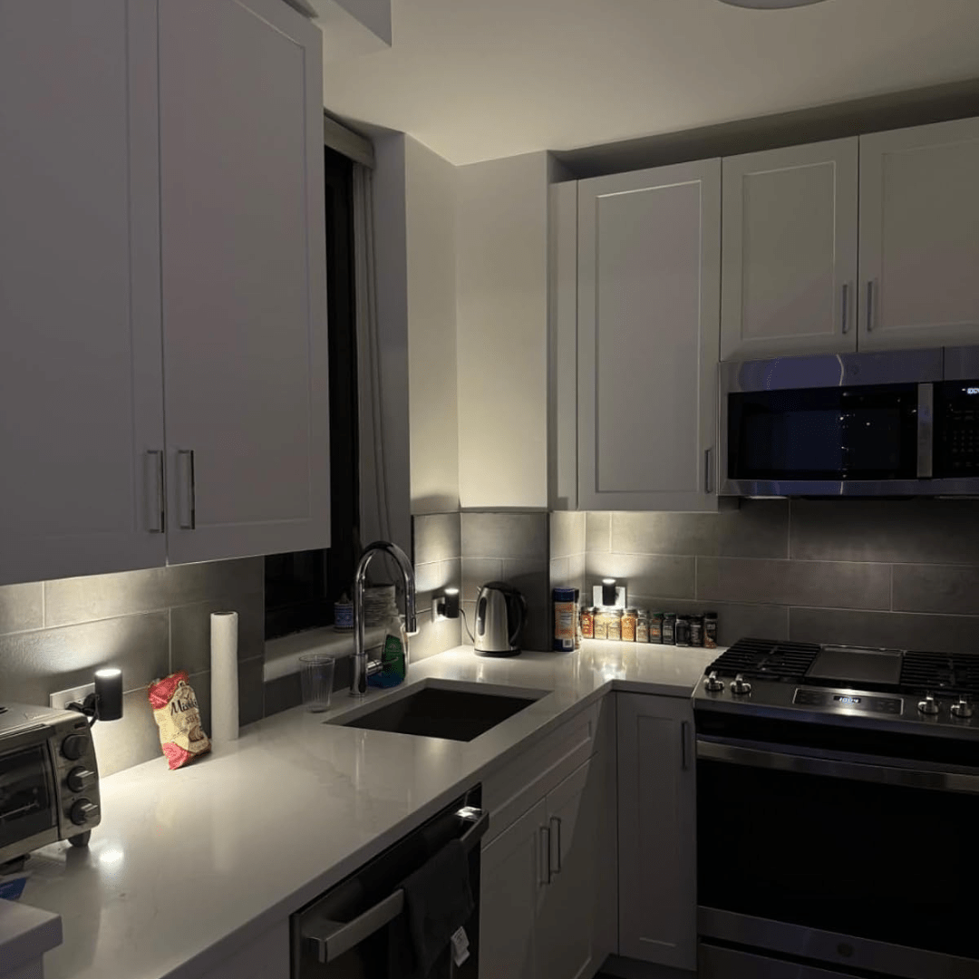 LED Stekkerlamp met Sensor – Moderne Wandverlichting met Automatische Schemer- en Daglichtsensor voor Gang | Sulvida