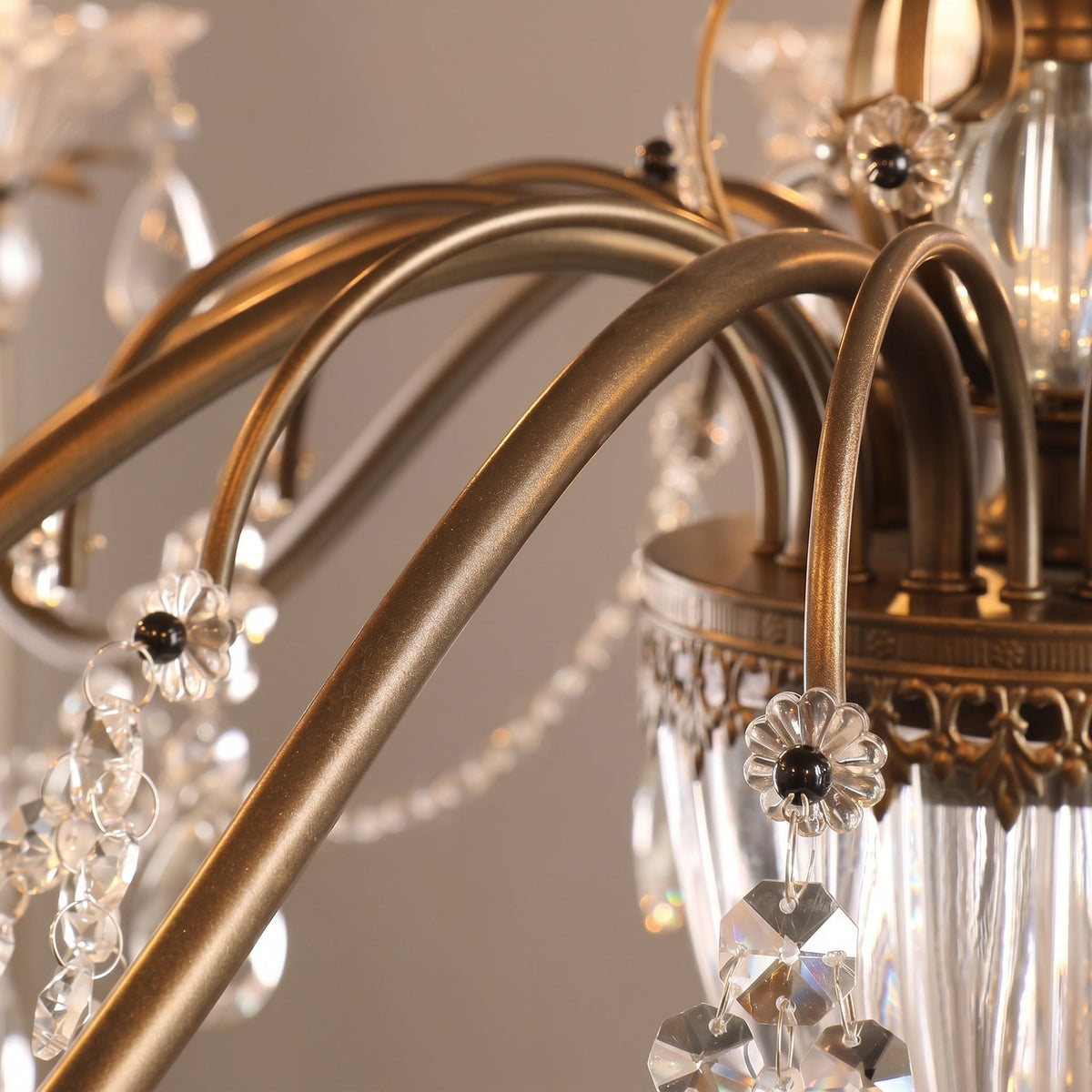 Kristallen Kroonluchter met Glazen Kappen Goudkleurig Ijzeren Frame Verstelbare Ketting Luxe Eetkamer Verlichting | Sulvida