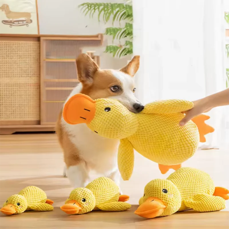 Hond slapend met een hond knuffel eendspeelgoed om verveling van kleine gele eend huisdier interactieve pluche pop dierbenodigdheden