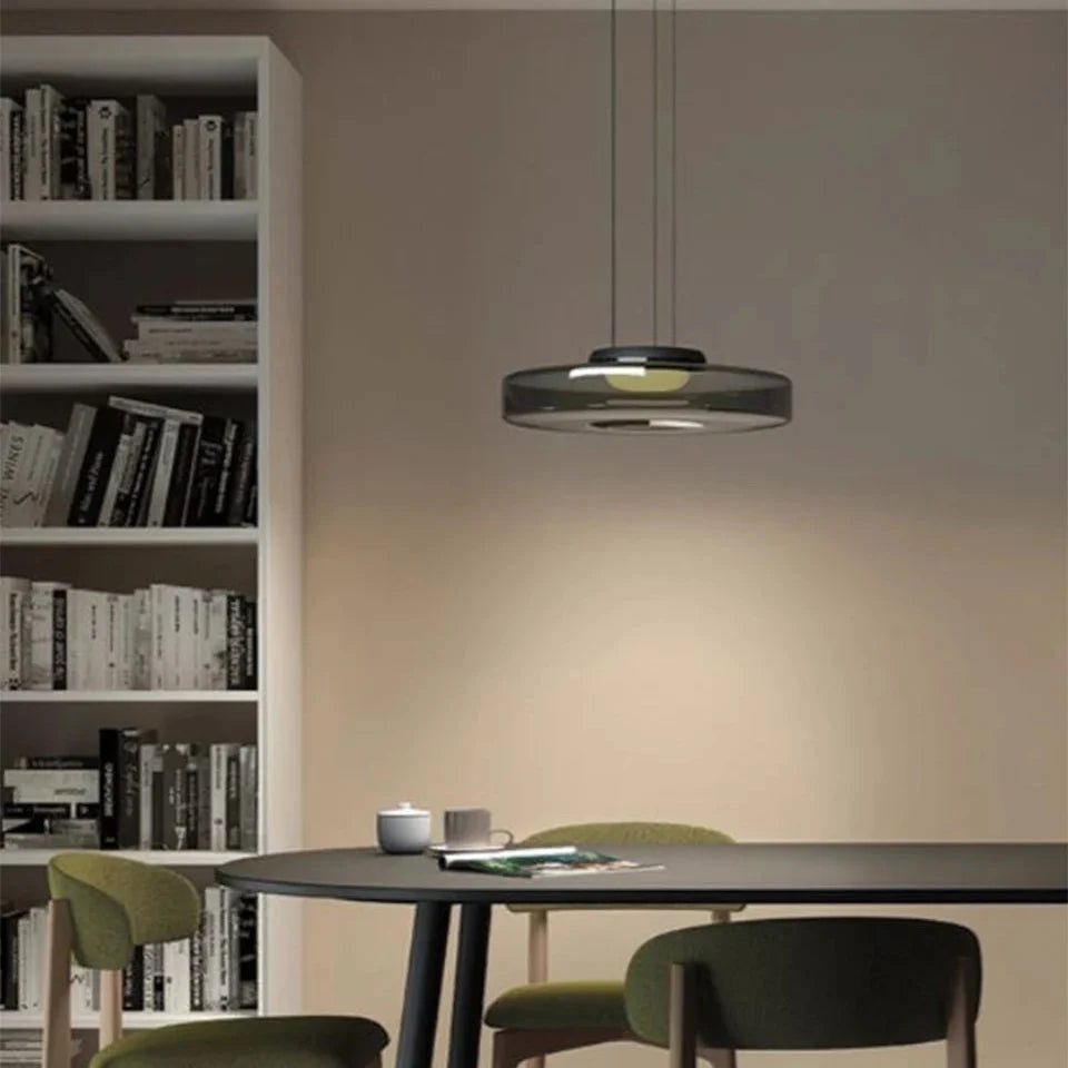 Glazen hanglamp met gelaagde kap in amber groen of grijs voor sfeervolle verlichting eetkamer woonkamer | Sulvida