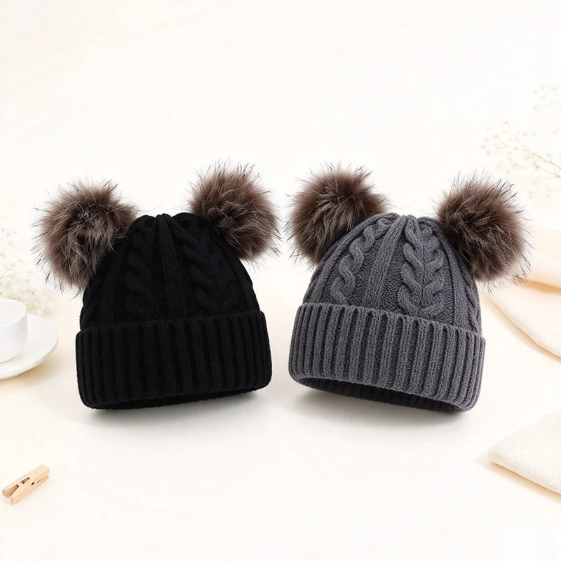 Gebreide Damesmuts met Dubbele Pompons Wintermuts Kabelpatroon Oprolbare Rand Warme Beanie Dames Stijlvol | Sulvida