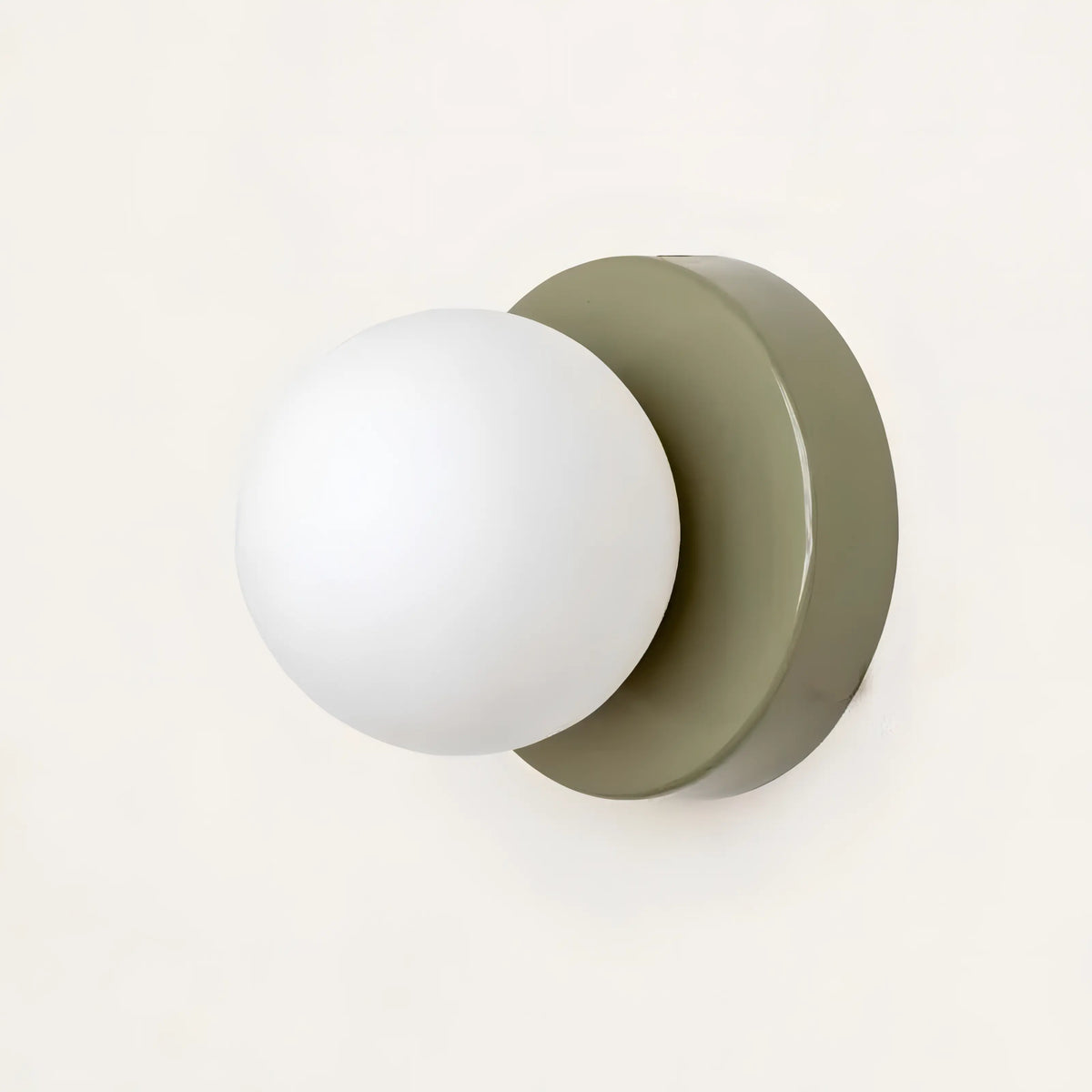 Scandinavische wandlamp met glazen bol en metalen houder voor woonkamer slaapkamer en gang interieur | Sulvida