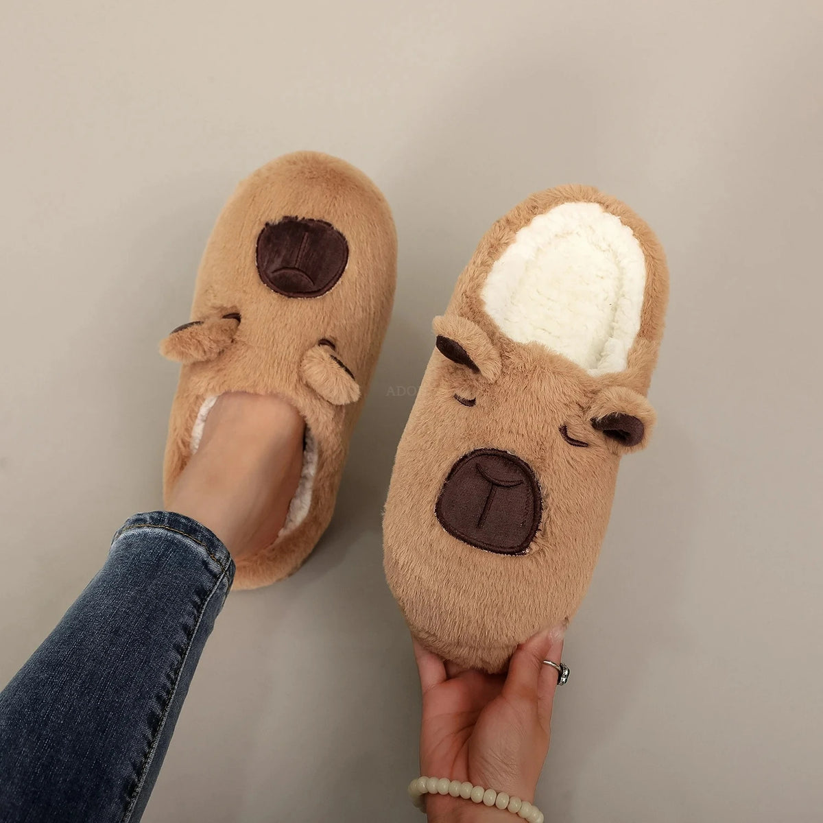 Een paar bruine pluche pantoffels met capibara-dierenprint, comfortabele harige pantoffels voor heren en dames, lichtgewicht, comfortabele schoenen