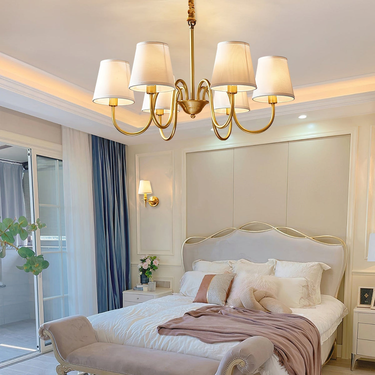 Klassieke Stoffen Kroonluchter met Messing Details en Verstelbare Kettinghoogte voor Luxe Woonruimtes | Sulvida