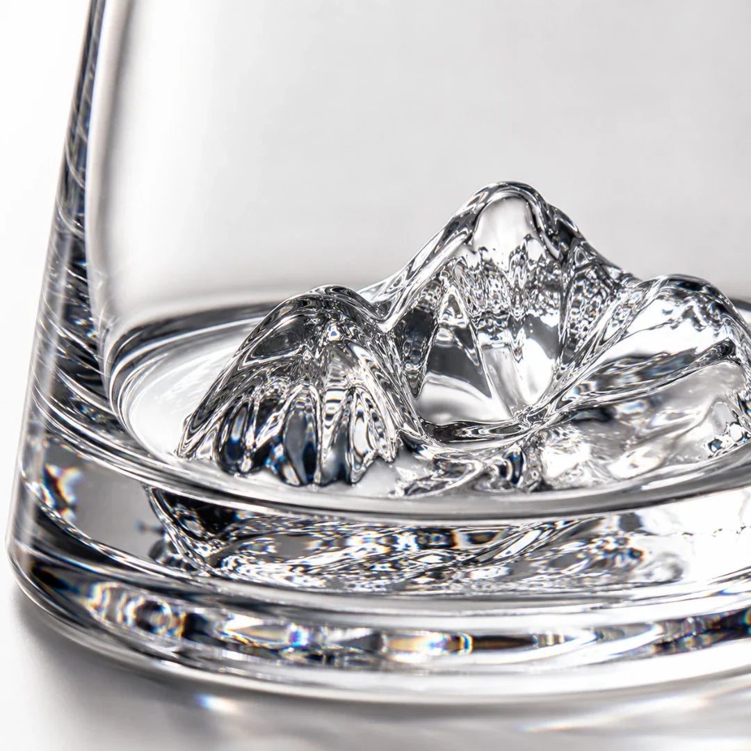 Whiskyglas aus Kristall mit bergförmigem Boden, 220ml - stilvolles Trinkglas für Whisky, Cognac und Spirituosen zu Hause | Sulvida
